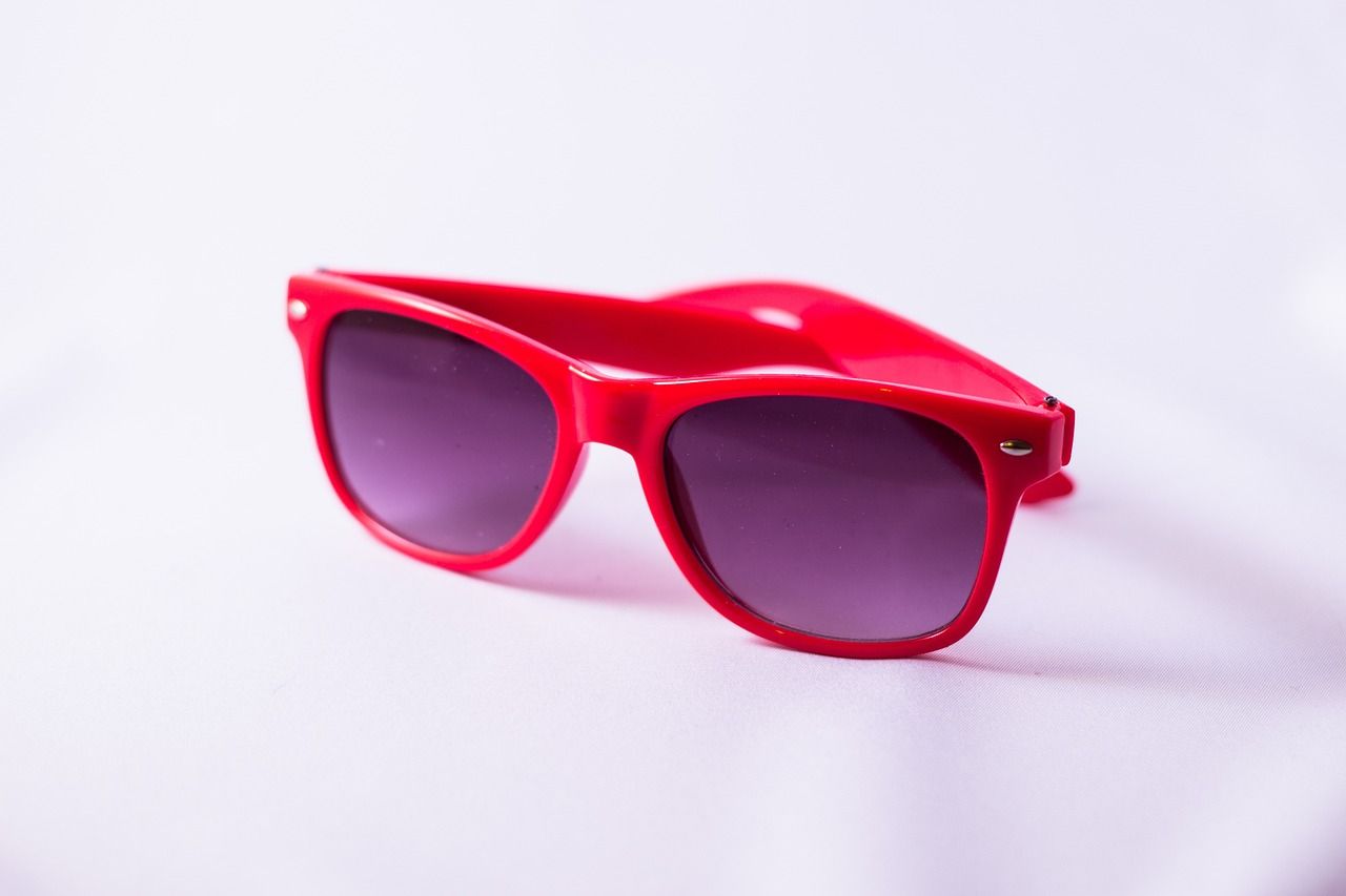Eleganckie i praktyczne - dlaczego kobiety kochają jeździć w okularach przeciwsłonecznych