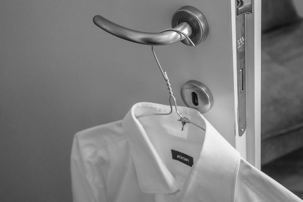 Od krawata do butów – skomponuj strój z białą koszulą