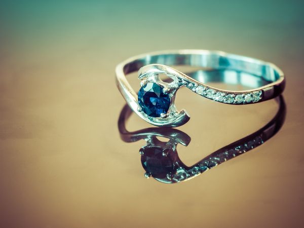 Niebieskie akcenty w biżuterii - jak je nosić?